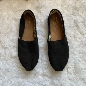 Black TOMS